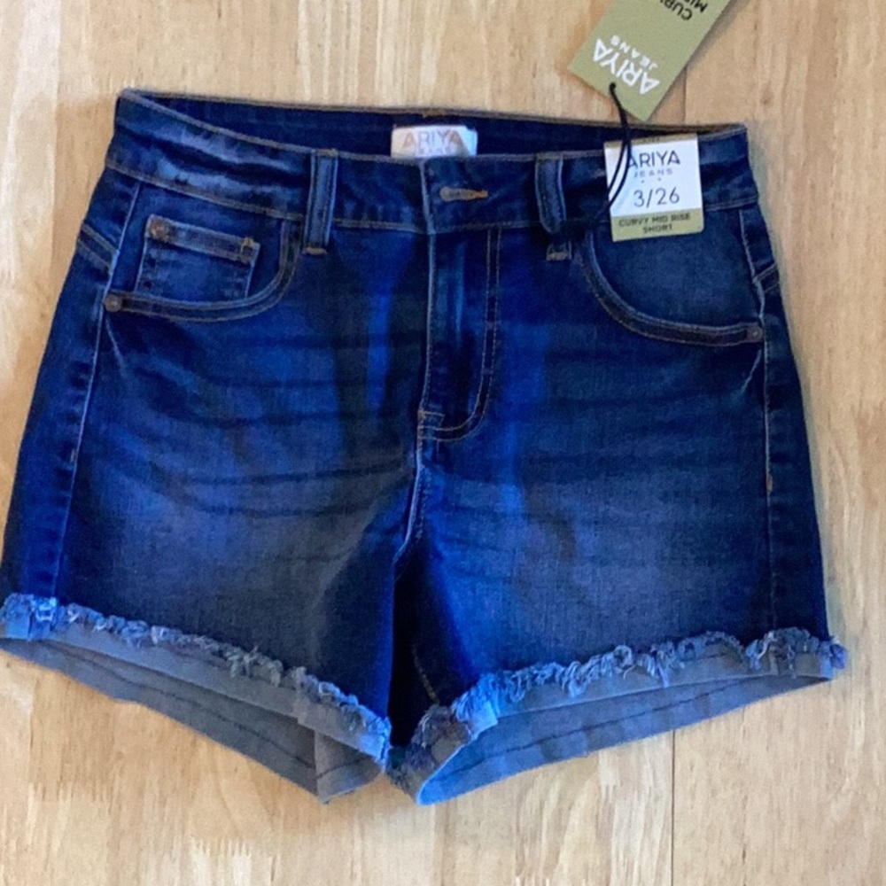Ariya Curvy Denim Fashion Shorts, Size 3/26, NWT